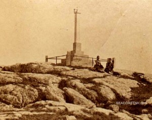 Caption Smith Memorial With 2 Turk Heads Atop